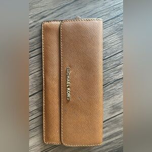 Born Michael kors wallet
